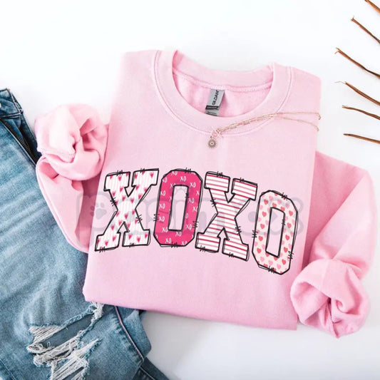 Preppy Valentines Day Sweatshirt | XOXO Sweater | Women's Retro Valentine Crewneck | Aesthetic Preppy Valentine Outfit | Trendy Love Hearts Graphic Jumper